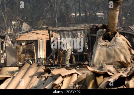 Mitglieder der kalifornischen Nationalgarde suchen im Mobilhome Park Valley Oaks nach Leichen. Fallbrook, Kalifornien, 26. Oktober 2007. Foto von Lionel Hahn/ABACAPRESS.COM Stockfoto