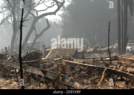 Mitglieder der kalifornischen Nationalgarde suchen im Mobilhome Park Valley Oaks nach Leichen. Fallbrook, Kalifornien, 26. Oktober 2007. Foto von Lionel Hahn/ABACAPRESS.COM Stockfoto