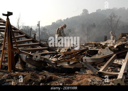 Mitglieder der kalifornischen Nationalgarde suchen im Mobilhome Park Valley Oaks nach Leichen. Fallbrook, Kalifornien, 26. Oktober 2007. Foto von Lionel Hahn/ABACAPRESS.COM Stockfoto