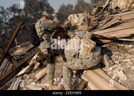 Mitglieder der kalifornischen Nationalgarde suchen im Mobilhome Park Valley Oaks nach Leichen. Fallbrook, Kalifornien, 26. Oktober 2007. Foto von Lionel Hahn/ABACAPRESS.COM Stockfoto