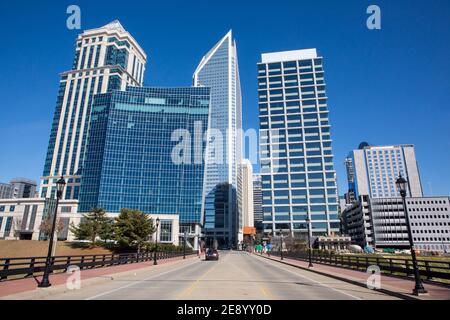 Die Skyline von Charlotte, North Carolina, von der S. Tryon Street in einem strahlend blauen Himmel betrachtet. Stockfoto