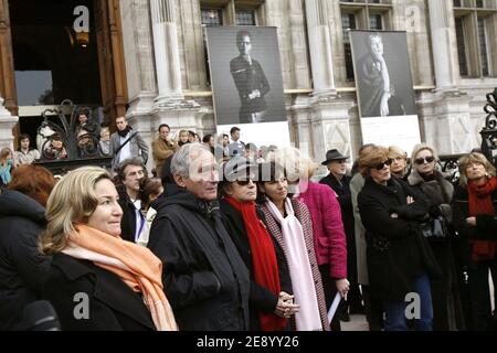 Nadine Trintignant und Anne Hidalgo nehmen am 28. Oktober 2007 vor dem Pariser Rathaus an einem Protest gegen häusliche Gewalt in Paris Teil. Foto von Corentin Fohlen/ABACAPRESS.COM Stockfoto