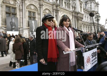 Nadine Trintignant und Anne Hidalgo nehmen am 28. Oktober 2007 vor dem Pariser Rathaus an einem Protest gegen häusliche Gewalt in Paris Teil. Foto von Corentin Fohlen/ABACAPRESS.COM Stockfoto