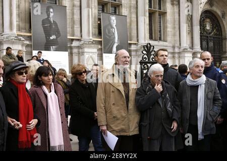 Nadine Trintignant, Anne Hidalgo, Jean-Pierre Marielle, Guy Bedos, Lambert Wilson nehmen am 28. Oktober 2007 vor dem Pariser Rathaus an einem Protest gegen häusliche Gewalt in Paris Teil. Foto von Corentin Fohlen/ABACAPRESS.COM Stockfoto