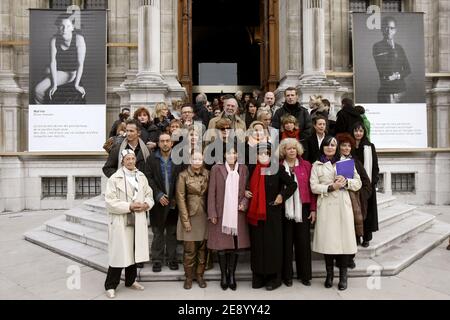 Promis nehmen am 28. Oktober 2007 vor dem Pariser Rathaus an einem Protest gegen häusliche Gewalt in Paris, Frankreich, Teil. Foto von Corentin Fohlen/ABACAPRESS.COM Stockfoto