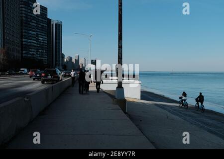 CHICAGO - NOVEMBER 2019: Blick auf die Küste des Lake Michigan von Streeterville in Chicago. Stockfoto