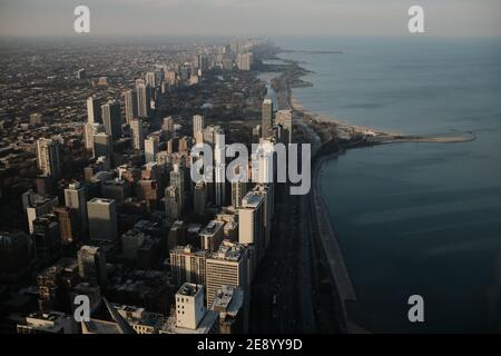 CHICAGO - NOVEMBER 2019: Eine Stadtansicht von Chicago vom John Hancock Center Gebäude. Blick auf den Oak Street Beach in der Nähe der Nordseite. Stockfoto