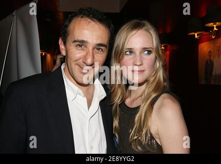 Elie Semoun und seine Freundin Juliette besuchen die Launch Party seiner neuen DVD "Elie Annonce Semoun", die am 29. Oktober 2007 in der Villa in Paris, Frankreich, stattfand. Foto von Denis Guignebourg/ABACAPRESS.COM Stockfoto