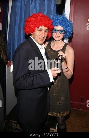 Elie Semoun und seine Freundin Juliette besuchen die Launch Party seiner neuen DVD "Elie Annonce Semoun", die am 29. Oktober 2007 in der Villa in Paris, Frankreich, stattfand. Foto von Denis Guignebourg/ABACAPRESS.COM Stockfoto