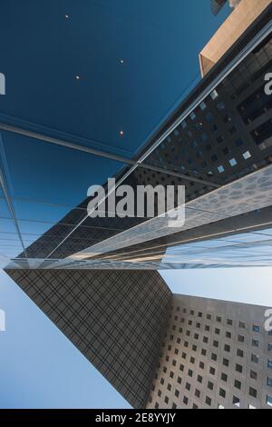 Spiegelung von Bürogebäuden auf dem Glas im Geschäft Zentrum von La Défense Stockfoto