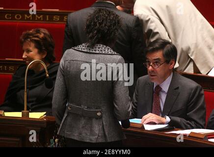 Rama Yade und Francois Fillon diskutieren während der wöchentlichen Sitzung der Fragen an die Regierung, bei der französischen Nationalversammlung in Paris, Frankreich, am 30. Oktober 2007. Foto von Mousse/ABACAPRESS.COM Stockfoto