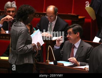 Rama Yade und Francois Fillon diskutieren während der wöchentlichen Sitzung der Fragen an die Regierung, bei der französischen Nationalversammlung in Paris, Frankreich, am 30. Oktober 2007. Foto von Mousse/ABACAPRESS.COM Stockfoto