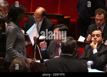 Rama Yade und Francois Fillon diskutieren neben Roger Karoutchi während der wöchentlichen Fragestunde an die Regierung, bei der französischen Nationalversammlung am 30. Oktober 2007 in Paris, Frankreich. Foto von Mousse/ABACAPRESS.COM Stockfoto