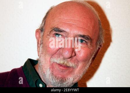 EXKLUSIV - Schauspieler Jean-Pierre Marielle posiert hinter der Bühne, nachdem er am 30. Oktober 2007 sein Stück 'Les Mots et la chose' am Theater de l'Oeuvre in Paris, Frankreich, aufgeführt hat. Foto von Denis Guignebourg/ABACAPRESS.COM Stockfoto