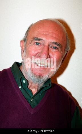 EXKLUSIV - Schauspieler Jean-Pierre Marielle posiert hinter der Bühne, nachdem er am 30. Oktober 2007 sein Stück 'Les Mots et la chose' am Theater de l'Oeuvre in Paris, Frankreich, aufgeführt hat. Foto von Denis Guignebourg/ABACAPRESS.COM Stockfoto