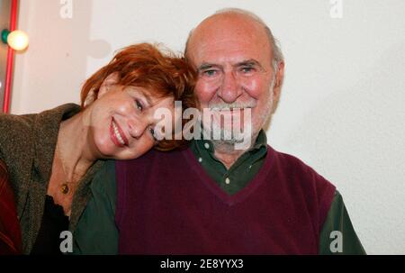 EXKLUSIV - Schauspieler Jean-Pierre Marielle und seine Frau Schauspielerin Agathe Natanson posieren hinter der Bühne, nachdem sie ihr Stück 'Les Mots et la chose' am Theater de l'Oeuvre in Paris, Frankreich, am 30. Oktober 2007 aufgeführt haben. Foto von Denis Guignebourg/ABACAPRESS.COM Stockfoto