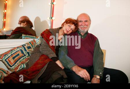 EXKLUSIV - Schauspieler Jean-Pierre Marielle und seine Frau Schauspielerin Agathe Natanson posieren hinter der Bühne, nachdem sie ihr Stück 'Les Mots et la chose' am Theater de l'Oeuvre in Paris, Frankreich, am 30. Oktober 2007 aufgeführt haben. Foto von Denis Guignebourg/ABACAPRESS.COM Stockfoto