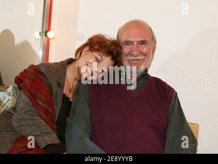 EXKLUSIV - Schauspieler Jean-Pierre Marielle und seine Frau Schauspielerin Agathe Natanson posieren hinter der Bühne, nachdem sie ihr Stück 'Les Mots et la chose' am Theater de l'Oeuvre in Paris, Frankreich, am 30. Oktober 2007 aufgeführt haben. Foto von Denis Guignebourg/ABACAPRESS.COM Stockfoto