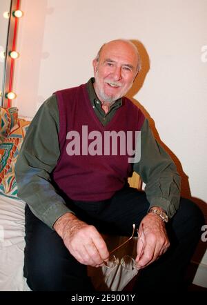 EXKLUSIV - Schauspieler Jean-Pierre Marielle posiert hinter der Bühne, nachdem er am 30. Oktober 2007 sein Stück 'Les Mots et la chose' am Theater de l'Oeuvre in Paris, Frankreich, aufgeführt hat. Foto von Denis Guignebourg/ABACAPRESS.COM Stockfoto