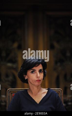 Justizministerin Rachida Dati nimmt am 31. Oktober 2007 an der Eröffnungszeremonie des 51. Internationalen Juristenkongresses im großen Amphitheater der Sorbonne der Pariser Universität Teil. Foto von Christophe Guibbaud/ABACAPRESS.COM Stockfoto