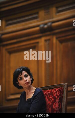 Justizministerin Rachida Dati nimmt am 31. Oktober 2007 an der Eröffnungszeremonie des 51. Internationalen Juristenkongresses im großen Amphitheater der Sorbonne der Pariser Universität Teil. Foto von Christophe Guibbaud/ABACAPRESS.COM Stockfoto