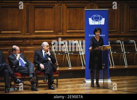 Justizministerin Rachida Dati hält am 31. Oktober 2007 eine Rede während der Eröffnungszeremonie des 51. Internationalen Juristenkongresses im Amphitheater der großen Sorbonne der Pariser Universität. Foto von Christophe Guibbaud/ABACAPRESS.COM Stockfoto