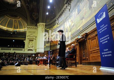 Justizministerin Rachida Dati hält am 31. Oktober 2007 eine Rede während der Eröffnungszeremonie des 51. Internationalen Juristenkongresses im Amphitheater der großen Sorbonne der Pariser Universität. Foto von Christophe Guibbaud/ABACAPRESS.COM Stockfoto