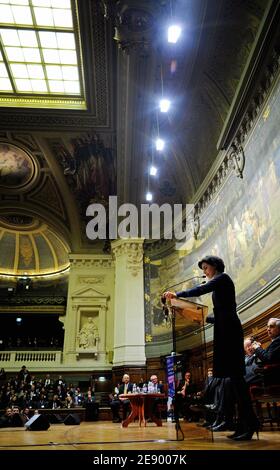 Justizministerin Rachida Dati hält am 31. Oktober 2007 eine Rede während der Eröffnungszeremonie des 51. Internationalen Juristenkongresses im Amphitheater der großen Sorbonne der Pariser Universität. Foto von Christophe Guibbaud/ABACAPRESS.COM Stockfoto