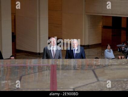 Der scheidende Geschäftsführer des Internationalen Währungsfonds (IWF), Rodrigo de Rato (L), begrüßt den neuen geschäftsführenden Direktor des IWF, Dominique Strauss-Kahn (R), als er am 1. November 2007 seinen ersten Tag in der Position des IWF-Hauptquartiers in Washington, DC, USA, antritt. Foto von Olivier Douliery/ABACAPRESS.COM Stockfoto