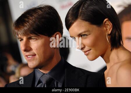 Die Hollywood-A-Listers Tom Cruise und Katie Holmes scheiden sich und beenden damit eine fünfjährige Ehe. Das Büro des berühmten Scheidungsanwalts Jonathan Wolfe bestätigte die Scheidung am 29. Juni 2012. "Das ist eine persönliche und private Angelegenheit", sagte er in einer Erklärung. Sie haben eine sechsjährige Tochter, Suri, und Cruise, 49, hat zwei Kinder aus seiner Ehe mit Nicole Kidman. Cruise heiratete Holmes, 33, seine dritte Frau, im November 2006 in einem italienischen Schloss. File photo : Tom Cruise und Katie Holmes besuchen die United Artists 'Lions for Lambs' Premiere im Cinerama Dome in Los Angeles, CA, USA Stockfoto