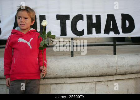 Einige Dutzend Menschen demonstrieren am 3. November 2007 in der französischen Südstadt Marseille, Frankreich, zur Unterstützung der Mitglieder der französischen Wohltätigkeitsorganisation Zoe's Ark, die im Tschad abgehalten werden. Siebzehn Europäer und vier Tschadier werden im Tschad wegen Entführung und Erpressung zu Zwangsarbeit verurteilt, nachdem sie versucht haben, 103 Kinder aus dem Tschad nach Frankreich zu fliegen. Foto von Philippe Laurenson/ABACAPRESS.COM Stockfoto