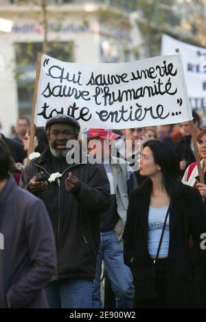 Einige Dutzend Menschen demonstrieren am 3. November 2007 in der französischen Südstadt Marseille, Frankreich, zur Unterstützung der Mitglieder der französischen Wohltätigkeitsorganisation Zoe's Ark, die im Tschad abgehalten werden. Siebzehn Europäer und vier Tschadier werden im Tschad wegen Entführung und Erpressung zu Zwangsarbeit verurteilt, nachdem sie versucht haben, 103 Kinder aus dem Tschad nach Frankreich zu fliegen. Foto von Philippe Laurenson/ABACAPRESS.COM Stockfoto