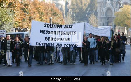 Einige Dutzend Menschen demonstrieren am 3. November 2007 in der französischen Südstadt Marseille, Frankreich, zur Unterstützung der Mitglieder der französischen Wohltätigkeitsorganisation Zoe's Ark, die im Tschad abgehalten werden. Siebzehn Europäer und vier Tschadier werden im Tschad wegen Entführung und Erpressung zu Zwangsarbeit verurteilt, nachdem sie versucht haben, 103 Kinder aus dem Tschad nach Frankreich zu fliegen. Foto von Philippe Laurenson/ABACAPRESS.COM Stockfoto