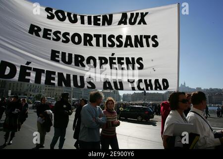 Einige Dutzend Menschen demonstrieren am 3. November 2007 in der französischen Südstadt Marseille, Frankreich, zur Unterstützung der Mitglieder der französischen Wohltätigkeitsorganisation Zoe's Ark, die im Tschad abgehalten werden. Siebzehn Europäer und vier Tschadier werden im Tschad wegen Entführung und Erpressung zu Zwangsarbeit verurteilt, nachdem sie versucht haben, 103 Kinder aus dem Tschad nach Frankreich zu fliegen. Foto von Philippe Laurenson/ABACAPRESS.COM Stockfoto