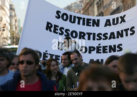 Einige Dutzend Menschen demonstrieren am 3. November 2007 in der französischen Südstadt Marseille, Frankreich, zur Unterstützung der Mitglieder der französischen Wohltätigkeitsorganisation Zoe's Ark, die im Tschad abgehalten werden. Siebzehn Europäer und vier Tschadier werden im Tschad wegen Entführung und Erpressung zu Zwangsarbeit verurteilt, nachdem sie versucht haben, 103 Kinder aus dem Tschad nach Frankreich zu fliegen. Foto von Philippe Laurenson/ABACAPRESS.COM Stockfoto