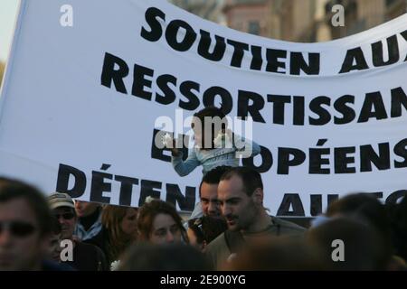 Einige Dutzend Menschen demonstrieren am 3. November 2007 in der französischen Südstadt Marseille, Frankreich, zur Unterstützung der Mitglieder der französischen Wohltätigkeitsorganisation Zoe's Ark, die im Tschad abgehalten werden. Siebzehn Europäer und vier Tschadier werden im Tschad wegen Entführung und Erpressung zu Zwangsarbeit verurteilt, nachdem sie versucht haben, 103 Kinder aus dem Tschad nach Frankreich zu fliegen. Foto von Philippe Laurenson/ABACAPRESS.COM Stockfoto