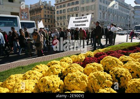 Einige Dutzend Menschen demonstrieren am 3. November 2007 in der französischen Südstadt Marseille, Frankreich, zur Unterstützung der Mitglieder der französischen Wohltätigkeitsorganisation Zoe's Ark, die im Tschad abgehalten werden. Siebzehn Europäer und vier Tschadier werden im Tschad wegen Entführung und Erpressung zu Zwangsarbeit verurteilt, nachdem sie versucht haben, 103 Kinder aus dem Tschad nach Frankreich zu fliegen. Foto von Philippe Laurenson/ABACAPRESS.COM Stockfoto