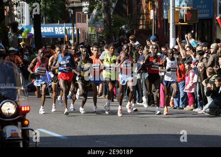 Die Teilnehmer laufen während des New York City Marathon in New York City, NY, USA am 4. November 2007. Die britische Weltrekordlerin Paula Radcliffe gewann die Frauen mit einer Zeit von 2:23:09 vor Wami (2:23:32), während der Kenianer Martin lel das Herrenrennen in 2:09:04 gewann. Foto von CAU-Guerin/Cameleon/ABACAPRESS.COM Stockfoto
