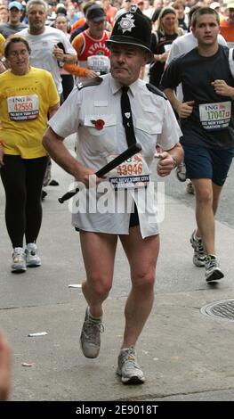 Ein Teilnehmer läuft während des New York City Marathon in New York City, NY, USA am 4. November 2007. Die britische Weltrekordlerin Paula Radcliffe gewann die Frauen mit einer Zeit von 2:23:09 vor Wami (2:23:32), während der Kenianer Martin lel das Herrenrennen in 2:09:04 gewann. Foto von CAU-Guerin/Cameleon/ABACAPRESS.COM Stockfoto