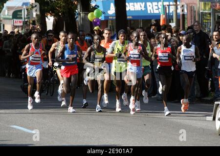 Die Teilnehmer laufen während des New York City Marathon in New York City, NY, USA am 4. November 2007. Die britische Weltrekordlerin Paula Radcliffe gewann die Frauen mit einer Zeit von 2:23:09 vor Wami (2:23:32), während der Kenianer Martin lel das Herrenrennen in 2:09:04 gewann. Foto von CAU-Guerin/Cameleon/ABACAPRESS.COM Stockfoto