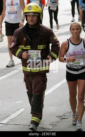 Ein Teilnehmer läuft während des New York City Marathon in New York City, NY, USA am 4. November 2007. Die britische Weltrekordlerin Paula Radcliffe gewann die Frauen mit einer Zeit von 2:23:09 vor Wami (2:23:32), während der Kenianer Martin lel das Herrenrennen in 2:09:04 gewann. Foto von CAU-Guerin/Cameleon/ABACAPRESS.COM Stockfoto