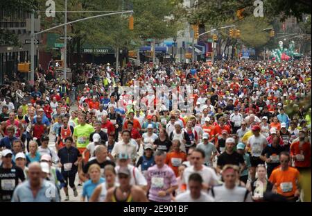 Die Teilnehmer laufen während des New York City Marathon in New York City, NY, USA am 4. November 2007. Die britische Weltrekordlerin Paula Radcliffe gewann die Frauen mit einer Zeit von 2:23:09 vor Wami (2:23:32), während der Kenianer Martin lel das Herrenrennen in 2:09:04 gewann. Foto von CAU-Guerin/Cameleon/ABACAPRESS.COM Stockfoto