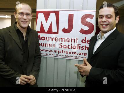 Antoine Detourne und Razzy Hammadi nehmen am 4. November 2007 am 8. Kongress der MJS, 'Mouvement des Jeunes Socialistes', in Saint-Medard-en-Jalles bei Bordeaux, Frankreich, Teil. Der neu gewählte Präsident Antoine Detourne ersetzt Razzy Hammadi. Foto von Patrick Bernard/ABACAPRESS.COM Stockfoto