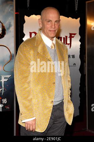 John Malkovich nimmt an der 'Beowulf'-Premiere Teil, die am 5. November 2007 im Westwood Village Theatre in Los Angeles, CA, USA, stattfand. Foto von Lionel Hahn/ABACAPRESS.COM Stockfoto