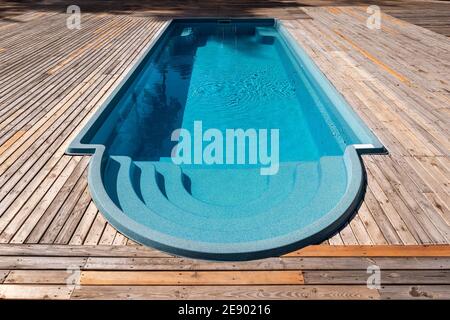 Neue moderne Fiberglas Kunststoff Schwimmbad Eingang Schritt mit sauber Frisches, erfrischendes blaues Wasser an einem heißen Sommertag Hof oder Resort Hotel Spa Stockfoto