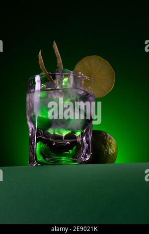 Grüner Cocktail dekoriert mit einer Limette. Stillleben bei Cocktails Stockfoto