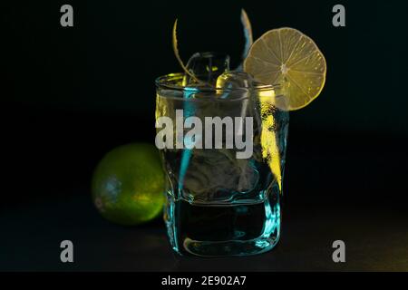 Grüner Cocktail dekoriert mit einer Limette. Stillleben bei Cocktails Stockfoto