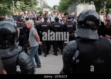 Krasnodar, Russland - 10. August 2019: Die Polizei steht in einer Absperrung bei einer nicht sanktionierten Oppositionskundgebung. Unterdrückung der Rechte und Freiheiten in Russland. Stockfoto