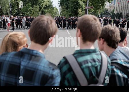 Krasnodar, Russland - 10. August 2019: Die Polizei steht in einer Absperrung bei einer nicht sanktionierten Oppositionskundgebung. Unterdrückung der Rechte und Freiheiten in Russland. Stockfoto