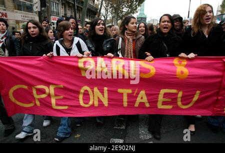 Französische Studenten rufen Parolen während einer Demonstration gegen Universitätsreformen in Paris, Frankreich am 8. November 2007. Studenten an mehr als einem Dutzend Universitäten in ganz Frankreich protestierten gegen ein neues Gesetz, dass sie sagen, dass das Großunternehmen zu viel Mitspracherecht bei der Leitung von Universitäten geben wird. Bis zu 3,000 Studenten mit Transparenten mit der Aufschrift "Unsere Fakultäten sind offen für Arbeiterkinder und für private Interessen geschlossen" marschierten in der westlichen Stadt Rennes, während auch in Toulouse, Nanterre, Paris und in Perpignan, Pau, Grenoble, Montpellier und Caen Proteste stattfanden. Foto von Mehdi Taamallah/ABACAPR Stockfoto